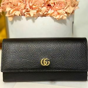 A zip around wallet with small Double G metal detail. Made in textured leather.